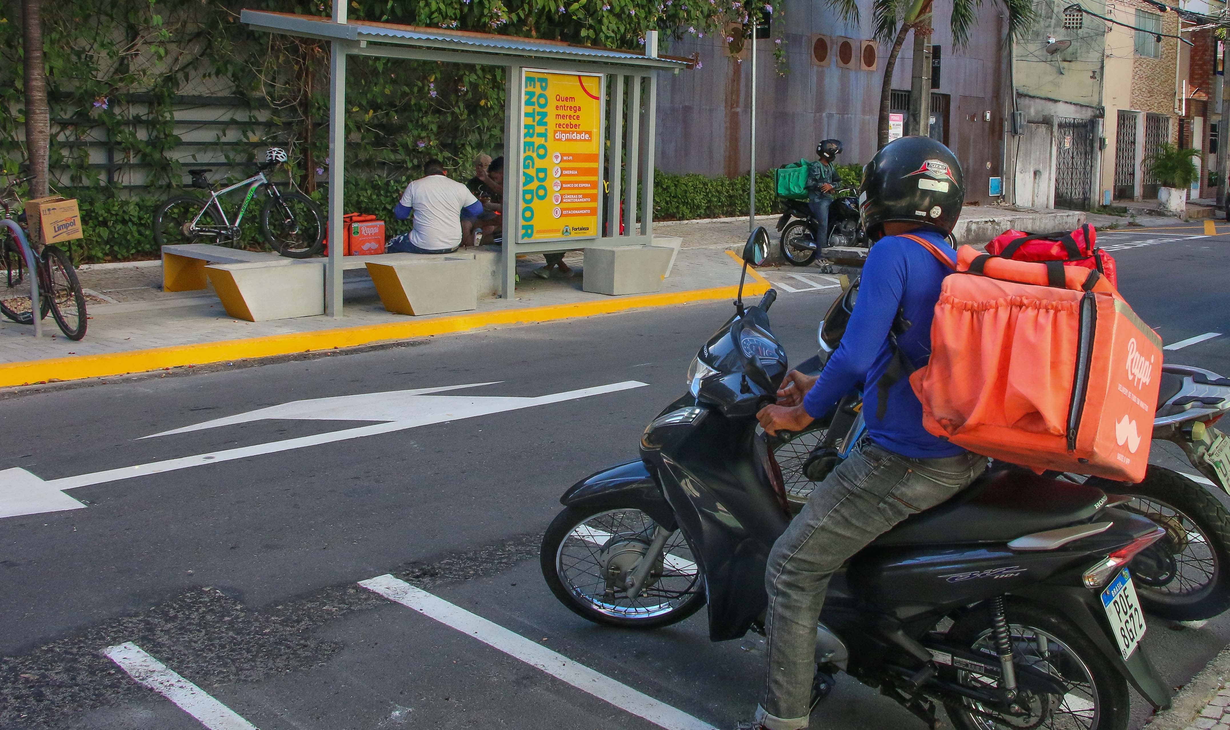a foto mostra um motociclista entregador de aplicativo